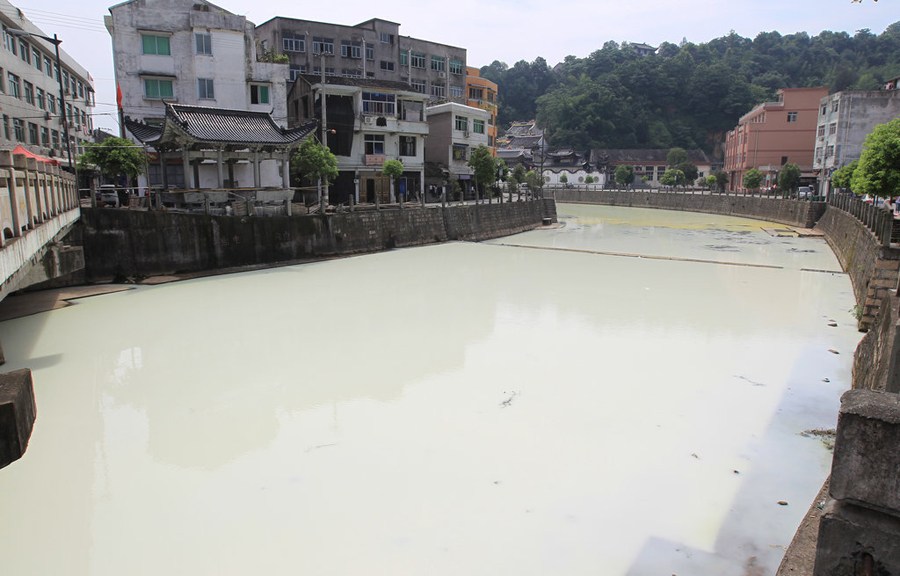 温州瞿溪河变牛奶河系乳胶泄漏所致!
