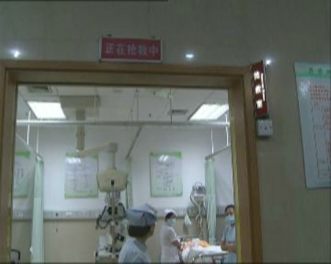 上海浦东高行中学学生踢球遭雷击 1死3晕厥