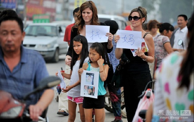 9岁女孩与美国养母安徽寻亲 在被遗弃处哭泣