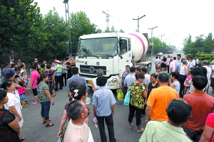 请您别再往车外扔垃圾：重庆环卫女工卷入水泥罐车底