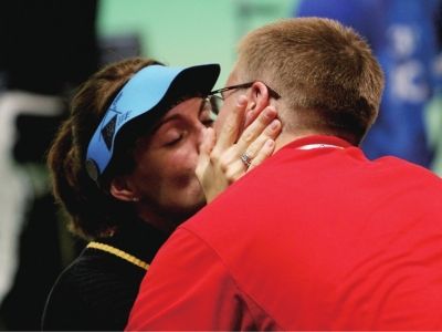 北京奥运会埃蒙斯与妻子深情一吻