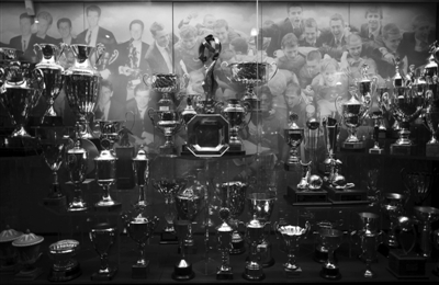 曼联博物馆的荣誉室里面摆满了曼联队获得的奖杯和荣誉。 