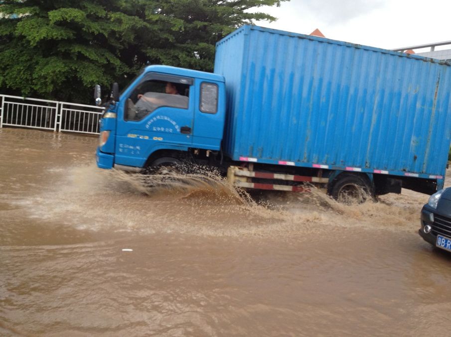 深圳松岗暴雨：广东强降雨松岗区遭暴雨侵袭!