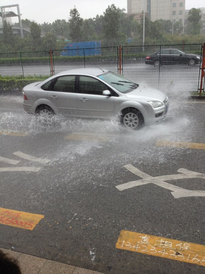 深圳松岗暴雨：广东强降雨松岗区遭暴雨侵袭!