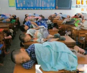 西安近3000名小学生课桌上午睡，孩子安全谁保障?