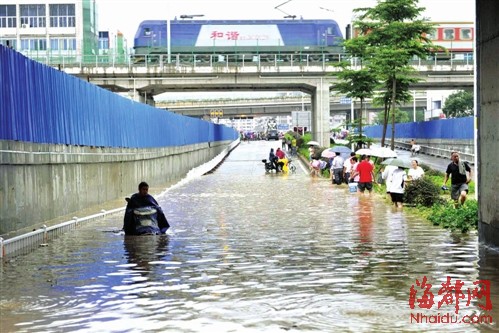 福州暴雨导致内涝交通被堵瘫 福州排涝能力有这么差？