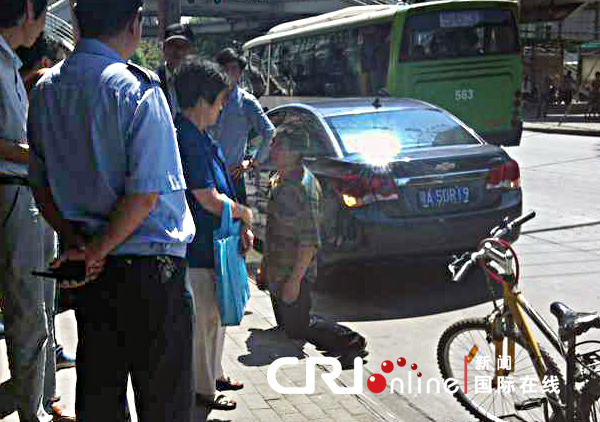 [组图]收破烂老汉跪地求免赔 交警温情处理单感人至深