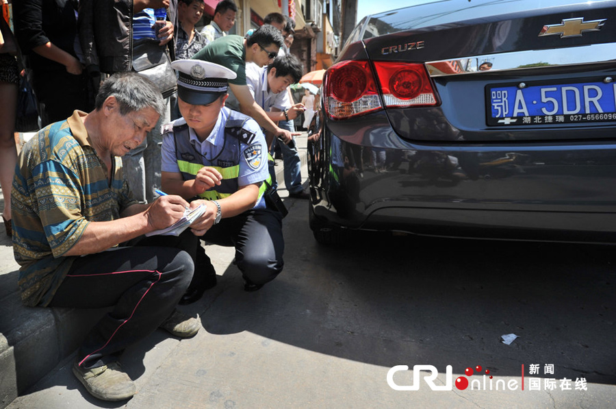 [组图]收破烂老汉跪地求免赔 交警温情处理单感人至深