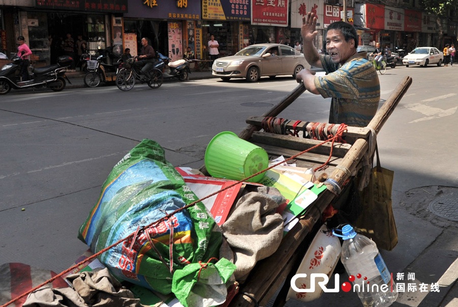 [组图]收破烂老汉跪地求免赔 交警温情处理单感人至深