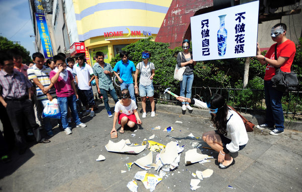 [图]不做花瓶,只做自己 武汉女大学生砸花瓶反对选美