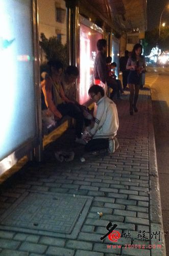 苏州00后小学生跪地求爱