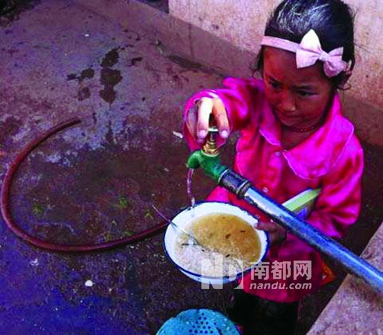 云南小学生吃江水泡饭引关注！网友是否真的误读微博信息