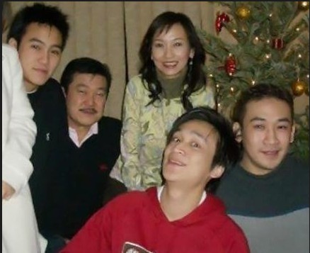 赵雅芝与她的三个儿子