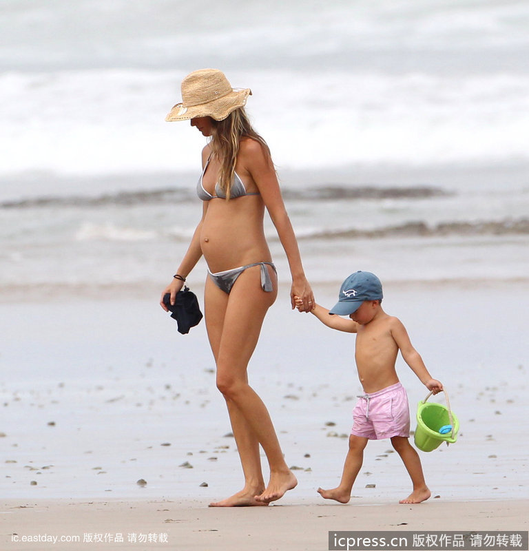 吉赛尔-邦辰带2岁儿子海边度假
