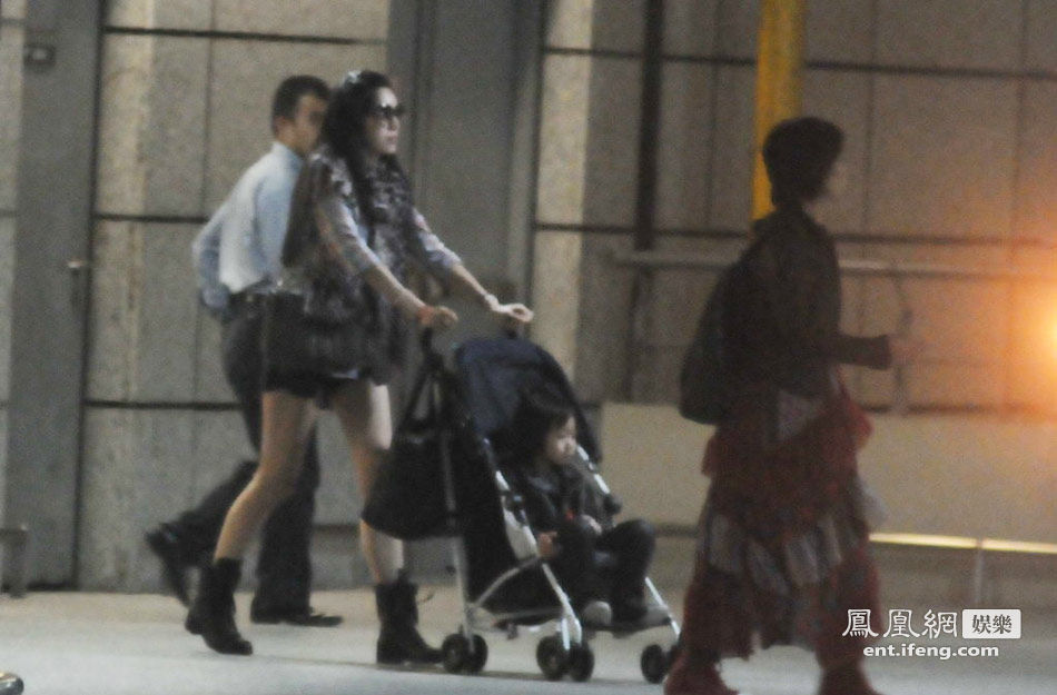 林志颖一家现身上海机场 陈若仪推婴儿车露美腿