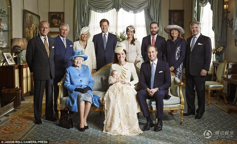 英国皇室全家福照片 凯特王妃抱乔治小王子出镜