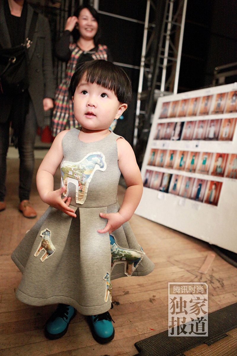 设计师李祖亮女儿参与亲子T台秀 时髦从娃娃抓起