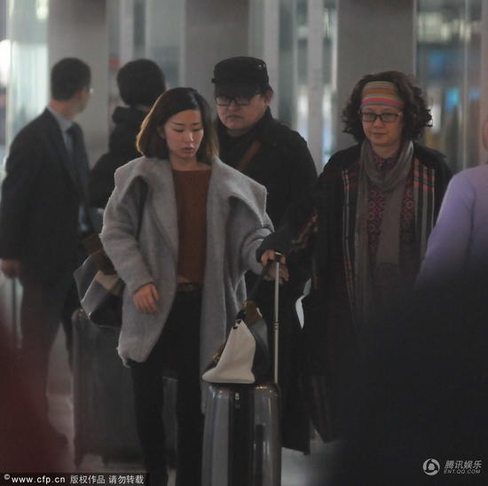 刘欢女儿长相清秀 一家人抵达机场匆匆分离