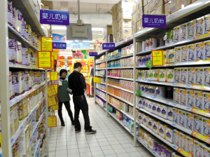 香港奶粉限购令在即 本地奶粉代购价格每罐上涨30元
