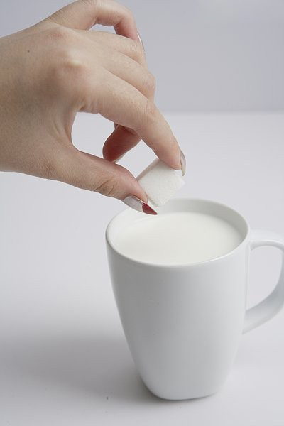 婴幼儿喝牛奶要注意 牛奶加糖容易出血性肠炎