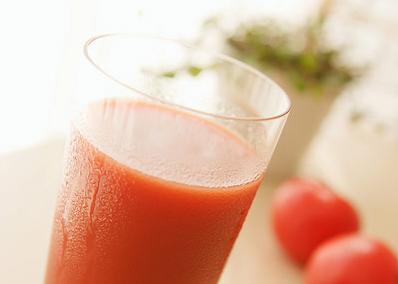 宝宝喝番茄汁好吗？喝番茄汁有助宝宝发育