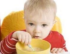 宝宝是先吃饭还是先喝奶呢？