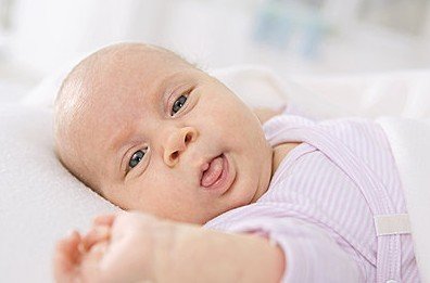 宝宝吐奶 婴儿吐奶怎么办