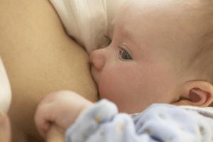 新生儿吐奶 婴儿吐奶是什么原因?