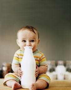 婴儿怎么换奶粉 配方奶粉不要反复更换品牌