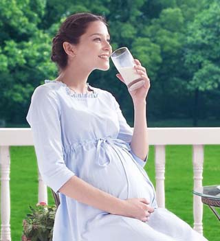 孕妇喝孕妇奶粉好还是鲜牛奶好?