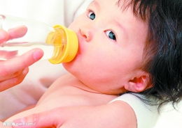 怎样用奶瓶给宝宝喂奶 如何清洗奶瓶 奶瓶清洗方法