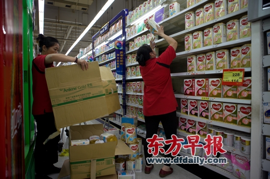 香港6婴儿疑吃问题奶粉后不适 沪部分商家对召回设限