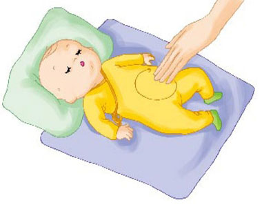 給寶寶腹部按摩可減輕吐奶