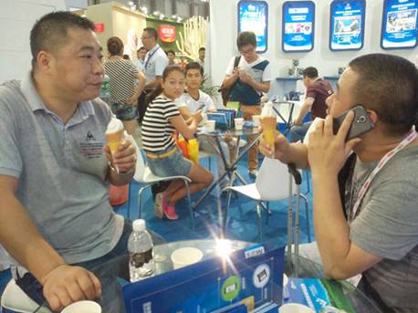 客户正在享用冰淇淋