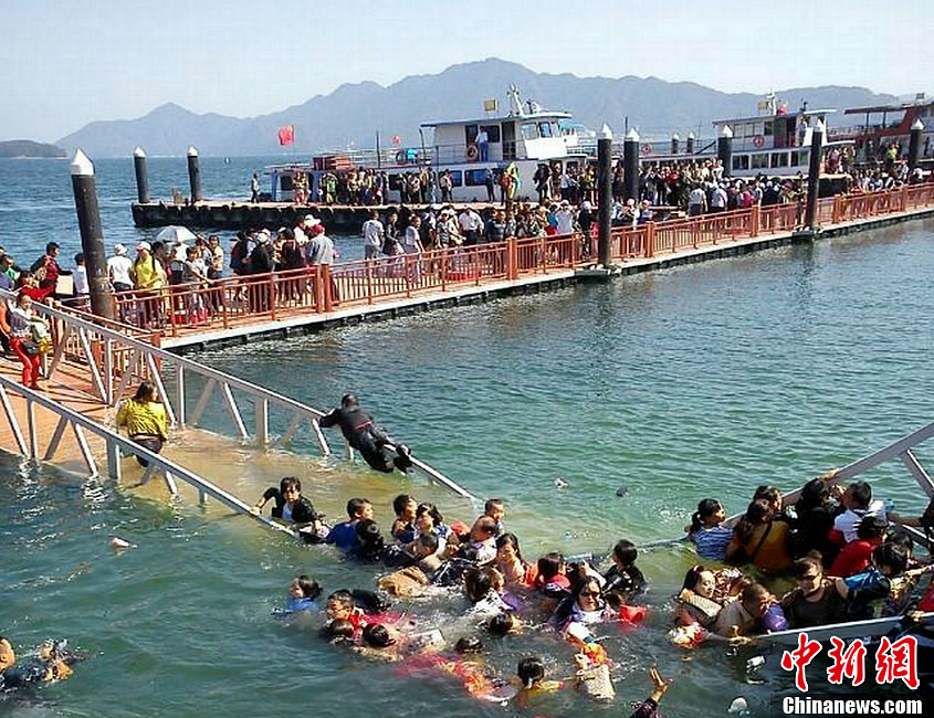 江西庐山西海景区过桥断裂 数游客落水