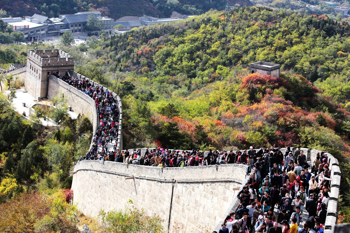 北京游客登长城观红叶 游客摩肩接踵人满为患