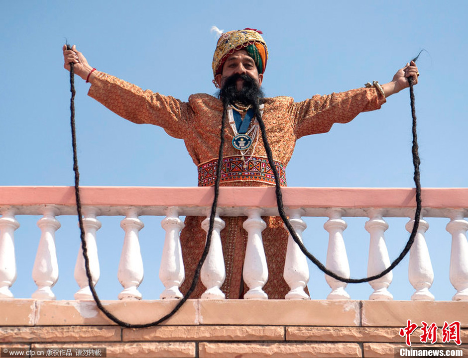 印度男子留4.3米长须 持有世界最长胡子吉尼斯纪录