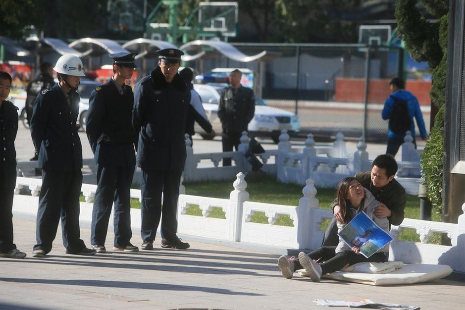 北京海淀初二男生因被罚站 回家跳楼当场身亡
