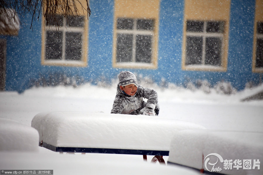 东北迎来入冬第一场大雪 多地中小学宣布18日停课一天