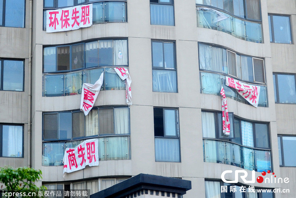 高清组图：南昌市民痛斥露天烧烤 挂条幅进行“无声的抗议”