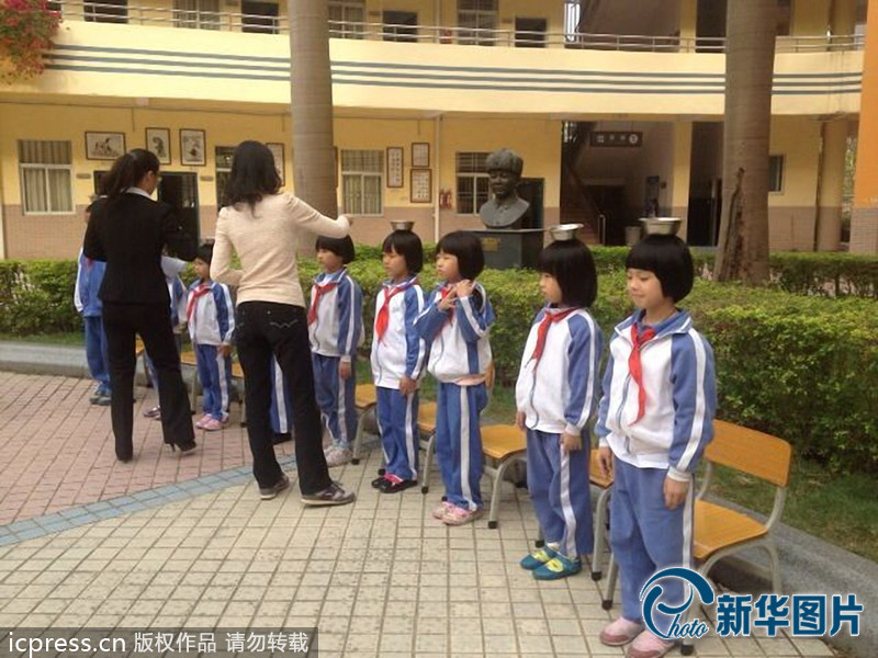 广东惠州南山学校二年级期中考试“顶碗” 顶碗达到10秒算合格