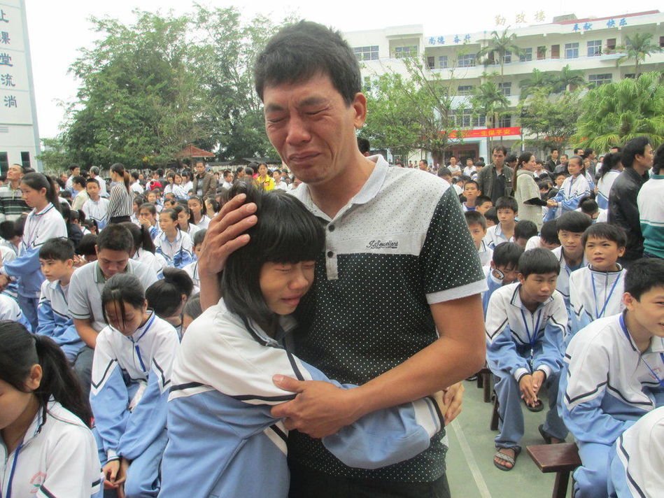 高清图片：海南中学感恩教育 学生与家长哭成一片