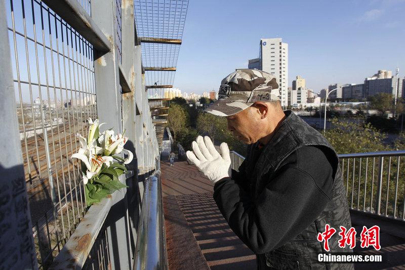 北京“扫桥爷爷”义务扫桥11年不慎坠亡 市民献花悼念
