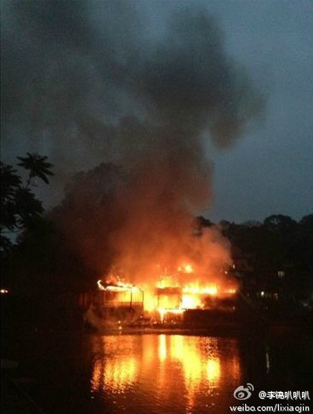 今晨5点凤凰古城发生火灾 无人员伤亡