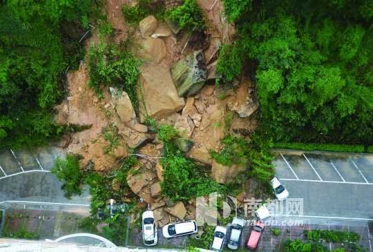 珠海十年一遇大暴雨山塌埋车 14辆小汽车受损