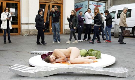 西班牙“裸体午餐”抗议食肉 上演讽刺行为艺术