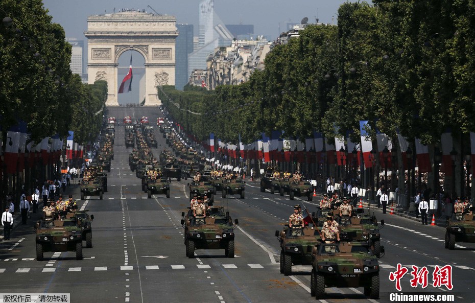 法国国庆日举行大阅兵 璀璨焰火绽放巴黎埃菲尔铁塔