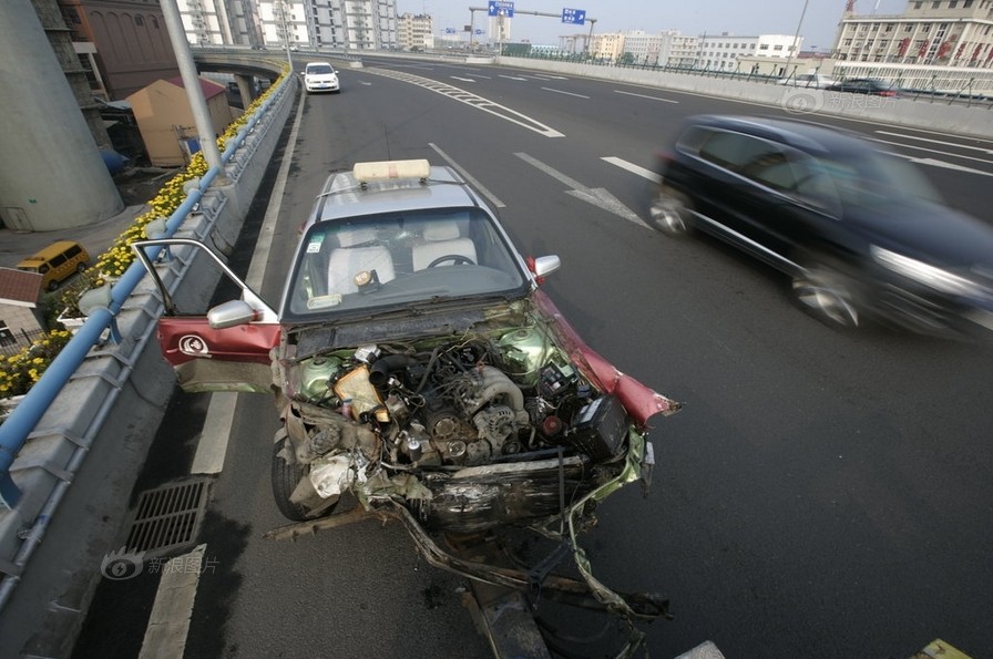 高清图片：出租车撞护栏 乘客未系安全带当场身亡