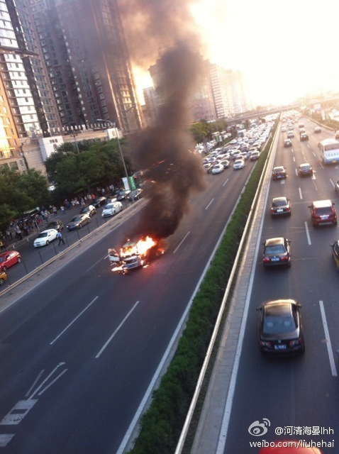 北京北四环东路轿车起火燃烧 着火原因尚不明