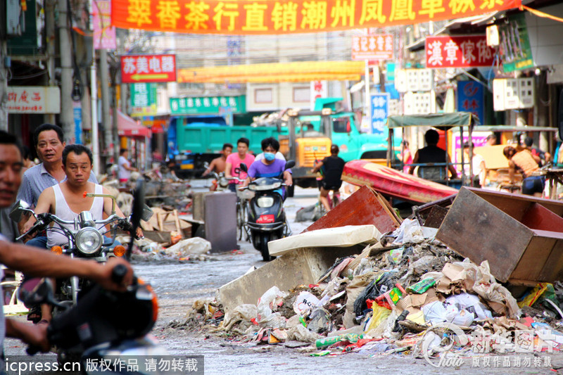 广东汕头灾后垃圾围城 清理工作开始
